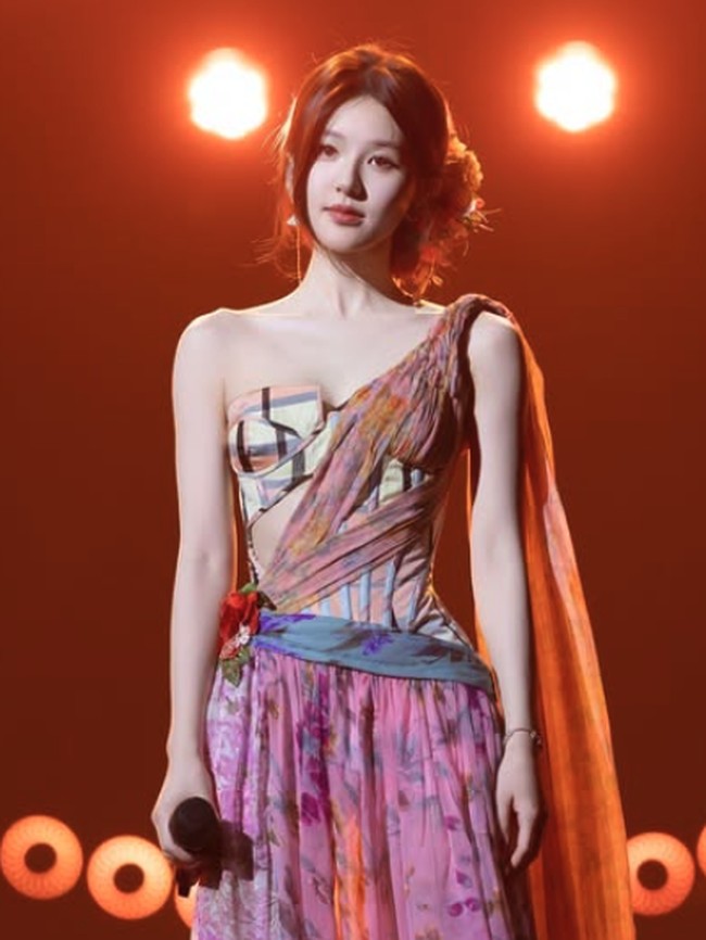 Gaya Zhao Lusi Saat Konser Jadi Sorotan, Pakai Sport Bra hingga Baju Thailand