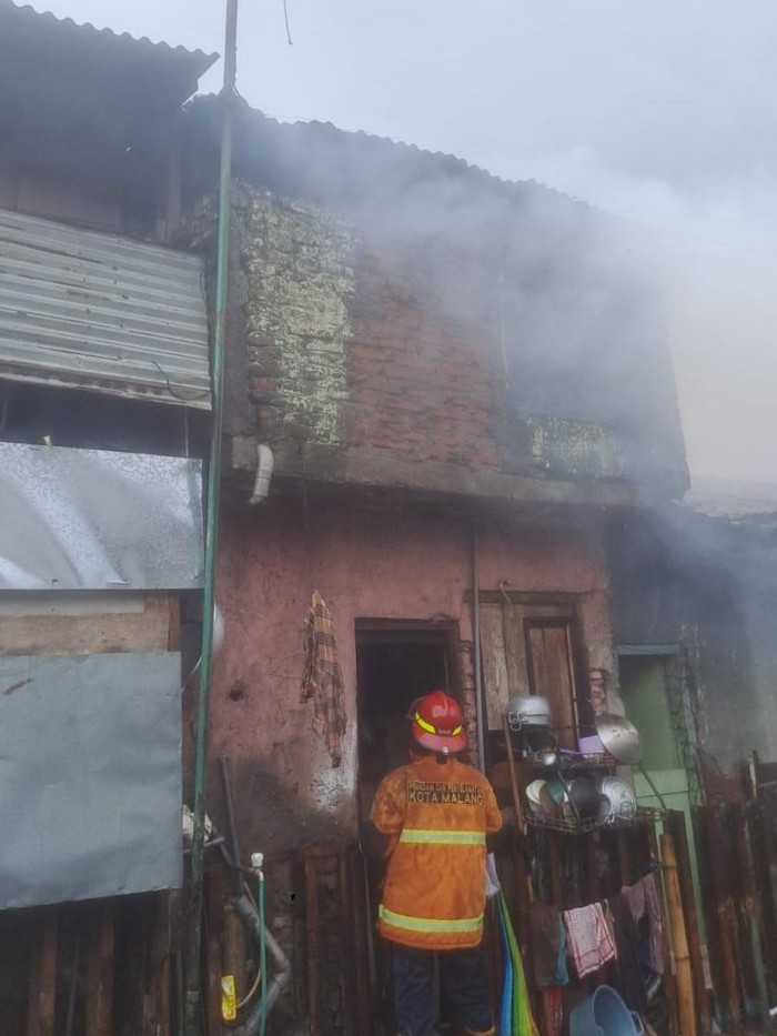 Penanganan kebakaran rumah di Kota Malang yang sempat mengganggu perjalanan 2 Kereta Api.