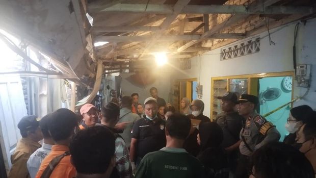 Petugas BPBD Linmas Surabaya bersama polisi melakukan penanganan di lokasi penemuan lansia yang meninggal dunia di kawasan Nginden Jangkungan, Sukolilo.