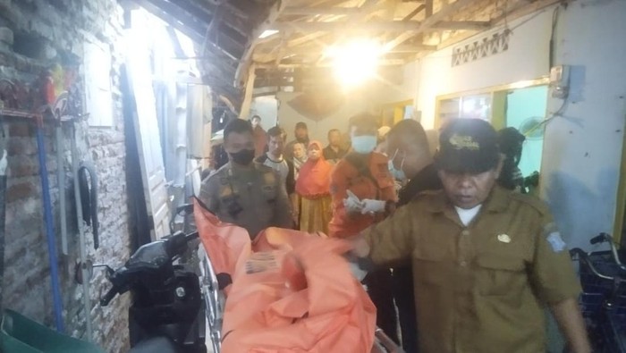 Petugas BPBD Linmas Surabaya bersama polisi melakukan penanganan di lokasi penemuan lansia yang meninggal dunia di kawasan Nginden Jangkungan, Sukolilo.