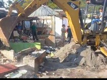 178 PKL di Mariso Bongkar Mandiri Lapaknya di Atas Trotoar-Draninase