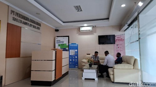 Camat Amfoang Utara Hendra Mooy saat berdialog dengan salah satu petugas Pertamina Sales Area Retail NTT, Rabu (13/5/2026).