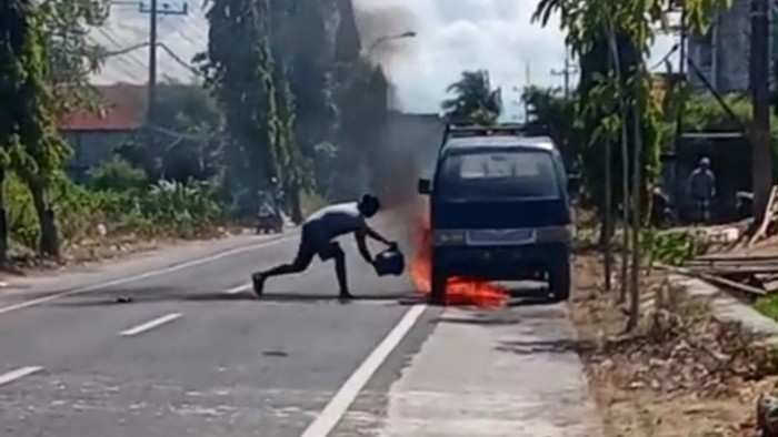 Pikap terbakar siang bolong di jalanan Pamekasan