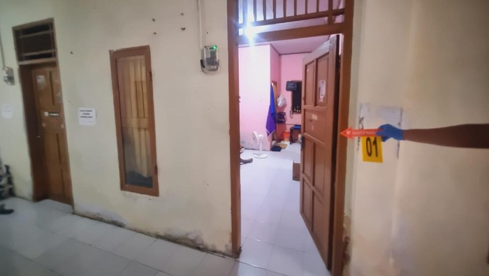 Polisi melakukan olah TKP penemuan mayat wanita dalam kamar kos di Makassar.