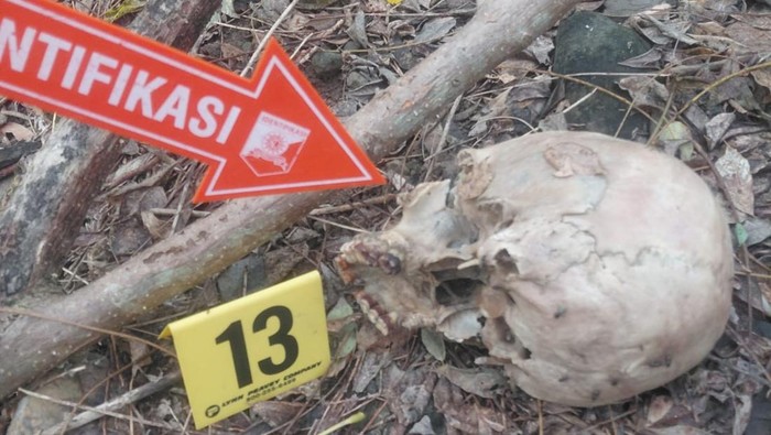 Polisi melakukan olah TKP penemuan tengkorak manusia di hutan Desa Meotroi, Keamatan Laenmanen, Kabupaten Malaka, NTT. (Foto: Dok. Polres Malaka)
