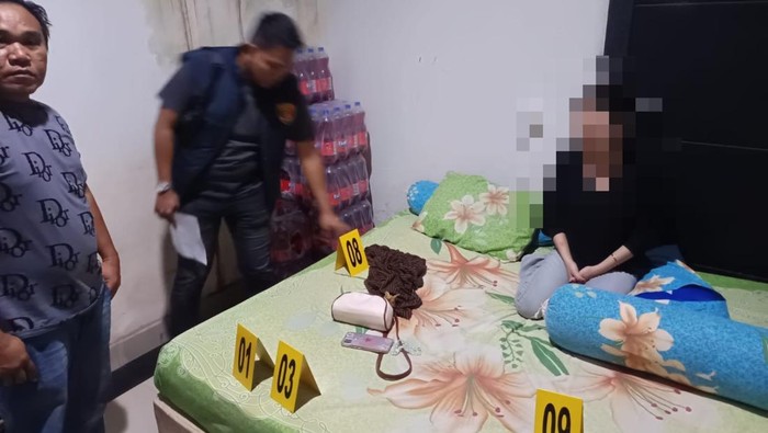 Polisi olah TKP kasus pencabulan di rumah Bupati Konawe Selatan yang berada di Kendari.
