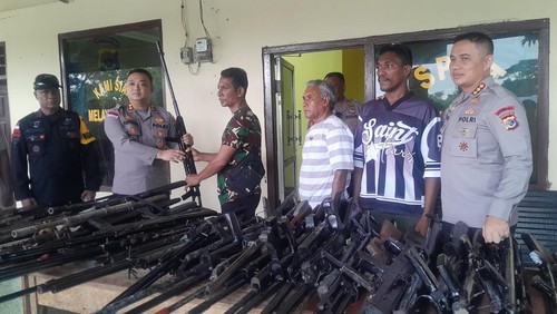 Polisi terima 52 pucuk senjata seusai bentrok warga dua desa di Adonara, Flores Timur, NTT, Kamis (14/5/2026). (Foto: Dok. Polres Flores Timur)
