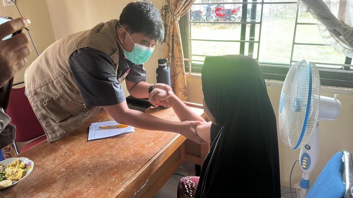 Polres Kuansing menghadirkan klinik apung untuk warga pesisir Sungai Cerenti, Rabu (13/5/2026).
