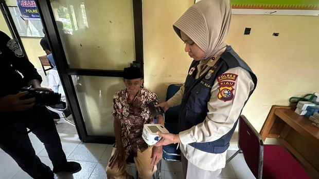 Polres Kuansing menghadirkan klinik apung untuk warga pesisir Sungai Cerenti, Rabu (13/5/2026).