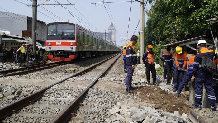 PT Kereta Api Indonesia (KAI) Daop 1 Jakarta menutup perlintasan sebidang liar di kawasan RT 01 dan RT 03 antara Stasiun Cawang dan Stasiun Tebet.