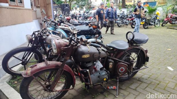 Rally Motor Antik Internasional Siap Susuri Jalur Selatan Jawa Ratusan Motor Klasik Touring Malang-Solo Lewat Jalur Selatan. Peserta berasal dari berbagai negara