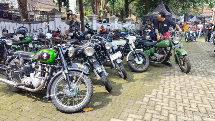 Ratusan Motor Klasik Touring Malang-Solo Lewat Jalur Selatan. Peserta berasal dari berbagai negara
