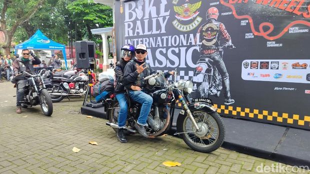 Rally Motor Antik Internasional Siap Susuri Jalur Selatan Jawa Ratusan Motor Klasik Touring Malang-Solo Lewat Jalur Selatan. Peserta berasal dari berbagai negara