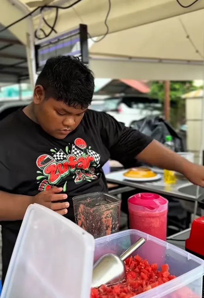 Remaja Disleksia Ini Jual Minuman Semangka Bayar Seikhlasnya
