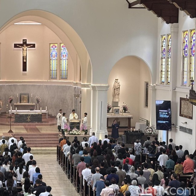 Ribuan Umat Khidmat Ikuti Misa Kenaikan Yesus Kristus di Gereja Katedral Surabaya