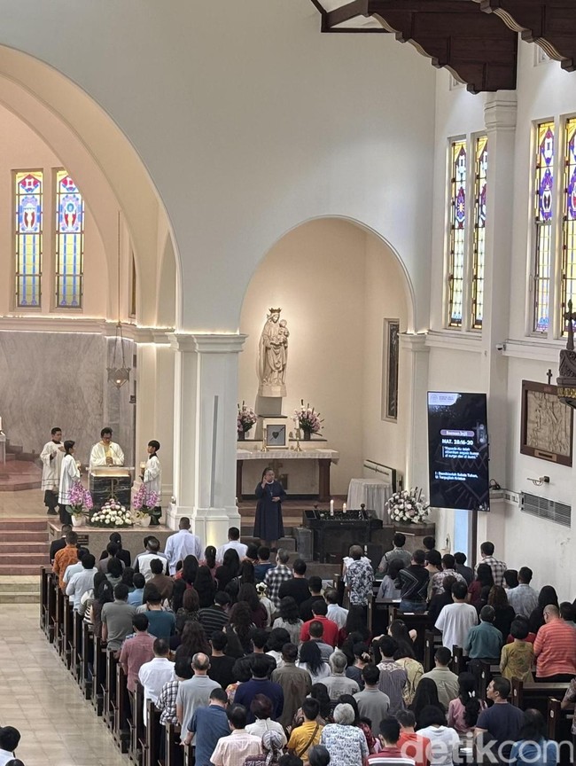 Ribuan Umat Khidmat Ikuti Misa Kenaikan Yesus Kristus di Gereja Katedral Surabaya
