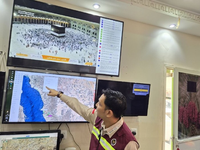 Ruang kendali transportasi mengawasi pergerakan bus jemaah haji 2026