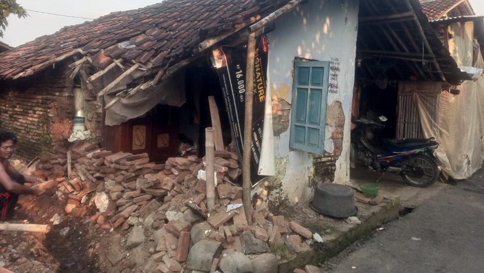Kondisi rumah milik Koriah di Desa Kalimati, Kecamatan/Kabupaten Brebes, yang kondisinya roboh karena pemilik tidak punya uang merenovasinya, Kamis (14/5/2026).