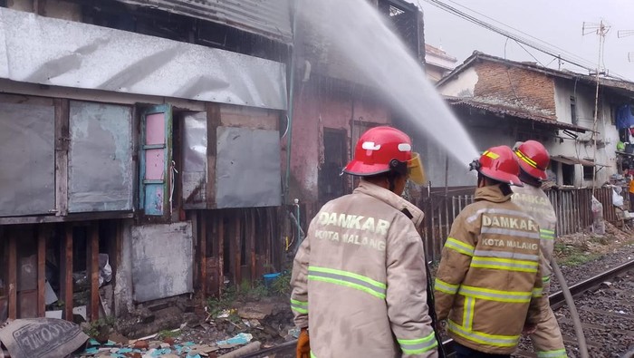 Rumah yang terbakar di Kota Malang hingga menunda perjalanan 2 kereta api.