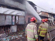 Penampakan Rumah Terbakar di Kota Malang yang Tunda Perjalanan 2 KA