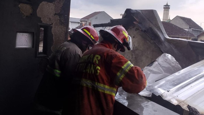 Rumah yang terbakar di Kota Malang hingga menunda perjalanan 2 kereta api.