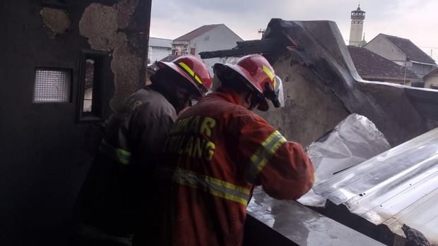 Rumah yang terbakar di Kota Malang hingga menunda perjalanan 2 kereta api.