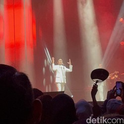 Tennis Indoor Menggema pada Malam Nostalgia Bersama Sammy Simorangkir