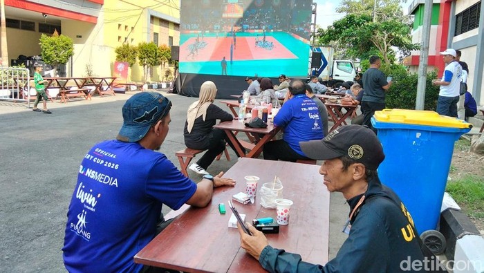 Masyarakat saat menonton pertandingan Pasundan vs PDAM Tirta Bhagasasi di luar GOR Samapta Magelang menggunakan layar besar, Kamis (14/5/2026).