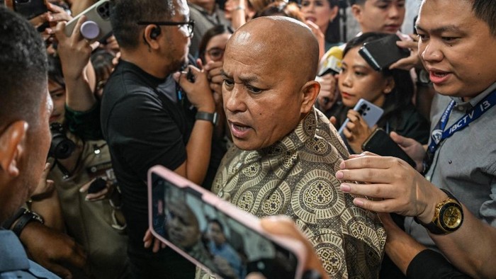 Senator Filipina Ronald Dela Rosa, yang juga mantan Kepala Kepolisian Nasional Filipina, saat berbicara kepada awak media di Gedung Senat pada Kamis (13/5) waktu setempat sebelum kabur (AFP/JAM STA ROSA) 