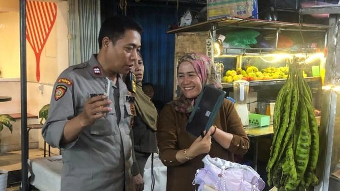 Seorang ibu membagikan pengalaman menghubungi call center Polri 110. Dia dibantu petugas kepolisian menemukan tas putrinya yang tertinggal di Menteng. (dok Pribadi)