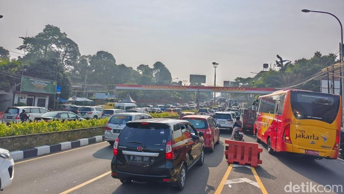 Situasi lalu lintas di Jalur Puncak Bogor saat libur Kenaikan Yesus Kristus
