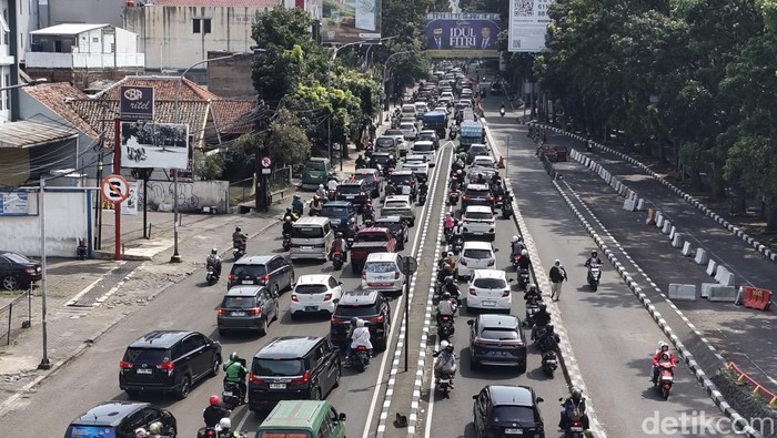 Situasi lalu lintas di Sukajadi Kota Bandung mengarah ke Lembang, Kabupaten Bandung Baratsaat akhir pekan