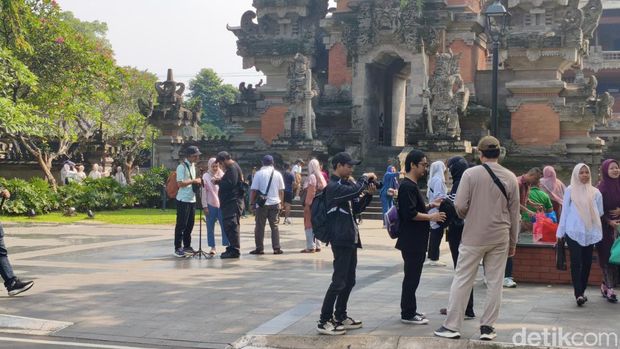 Suasana Taman Mini Indonesia Indah (TMII) saat libur Kenaikan Yesus Kristus