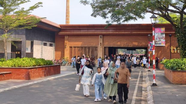 Suasana TMII pada hari pertama long weekend Kenaikan Yesus Kristus, Kamis (14/5/2026).)