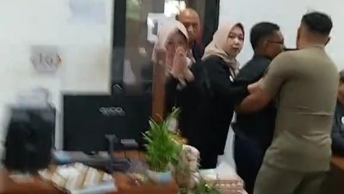 Tangkapan layar video keributan di Disdukcapil Batam. (dok. Istimewa)