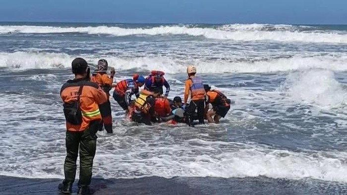 Tim SAR mengevakuasi mayat nelayan di Pantai Baru, Bantul, Kamis (14/5/2026).