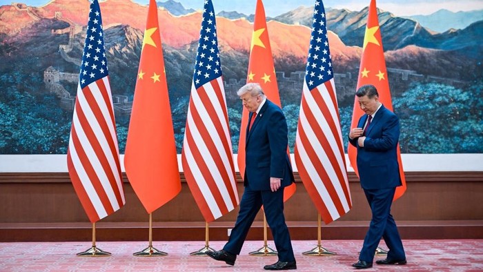 Trump dan Xi Jinping saat bertemu di Beijing (AFP/KENNY HOLSTON)