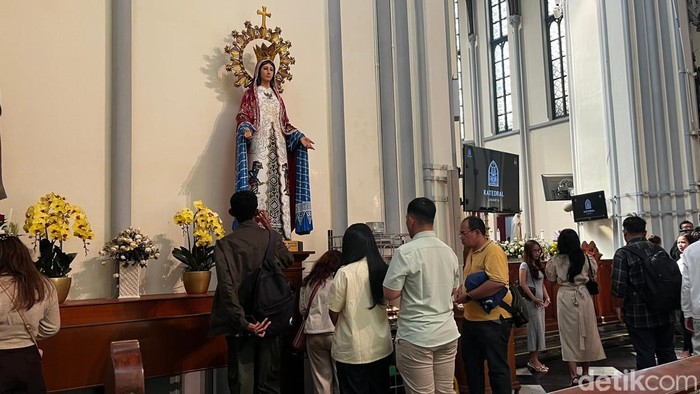 Umat Katolik ikuti Misa Kenaikan Yesus Kristus di Gereja Katedral Jakarta
