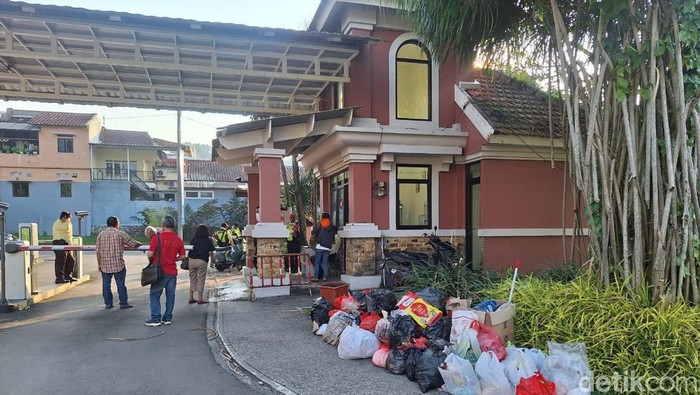 Warga membuang sampah di pos satpam Sentul City