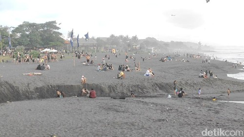 Wisatawan memadati Pantai Munggu di Desa Munggu, Kecamatan Mengwi, Badung, Bali, Kamis (14/5/2026). (Foto: Agus Eka/detikBali)