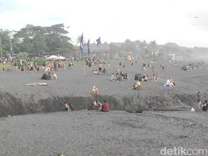 Video Healing Sejenak di Pantai Munggu, Pasirnya Hitam Nggak Kalah Cantik!