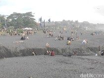 Pantai Munggu Dipadati Wisatawan Saat Long Weekend meski Berpasir Hitam