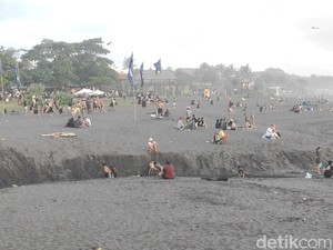 Video Healing Sejenak di Pantai Munggu, Pasirnya Hitam Nggak Kalah Cantik!