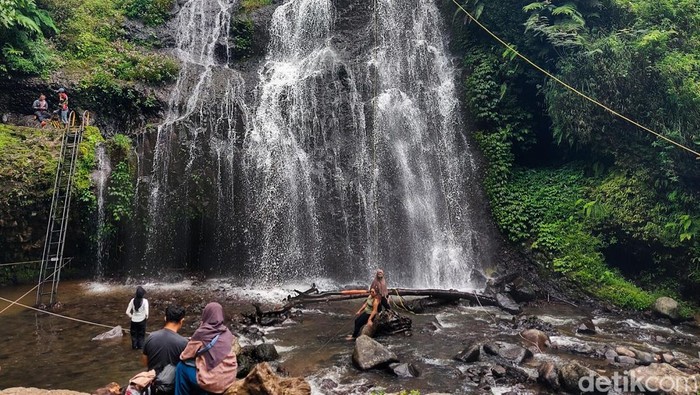 Wisatawan menikmati keindahan Curug Aseupan Luar di kawasan Curug Tilu Leuwi Opat.