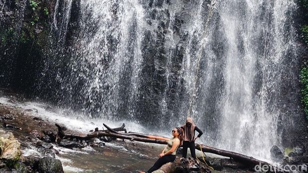 Wisatawan menikmati keindahan Curug Aseupan Luar di kawasan Curug Tilu Leuwi Opat. Wisatawan menikmati keindahan Curug Aseupan Luar di kawasan Curug Tilu Leuwi Opat.