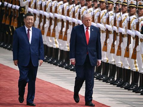 Xi Jinping dan Trump berjalan bersisian dalam seremoni penyambutan di Aula Besar Rakyat di Beijing pada Kamis (14/5) pagi