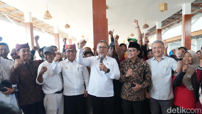 Zulhas saat mengunjungi kampung nelayan merah putih di Lateng Banyuwangi