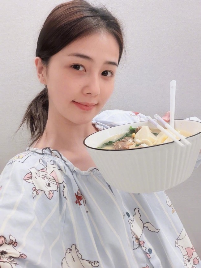 Kecantikan Bai Lu tentu tak perlu diragukan lagi. Tampil bareface pun sang aktris tetap memesona dengan tekstur asli wajahnya yang sehat. Foto: Dok. Instagram