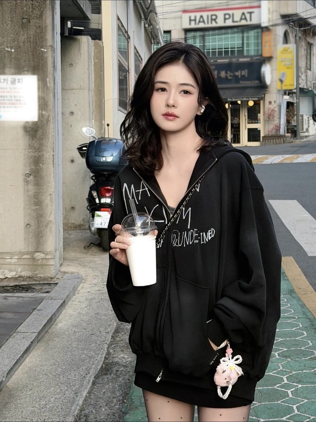 Setelah makeup, tampilan Bai Lu pun berubah jadi lebih polished dan chic. Outfit hitam dengan styling street look pun membuat penampilannya terlihat memukau. Foto: Dok. Instagram