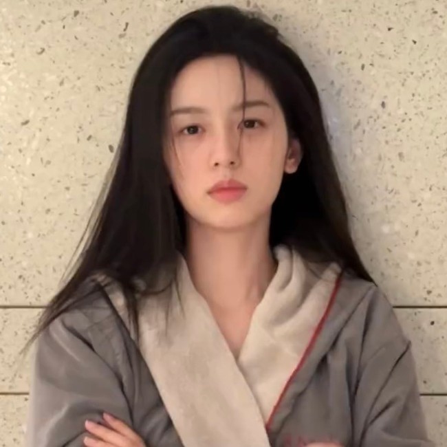 Penampilan Zhou Ye sebelum tanpa makeup terlihat natural apa adanya. Meski begitu, aktris pemain Legend of the Female General ini tetap terlihat stunning. Foto: Dok. Instagram